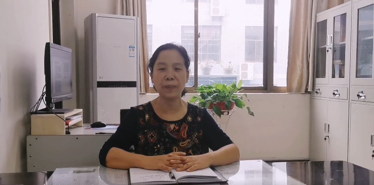 (图为买球的app排行榜前十名推荐教师录制寄语视频送别毕业生)